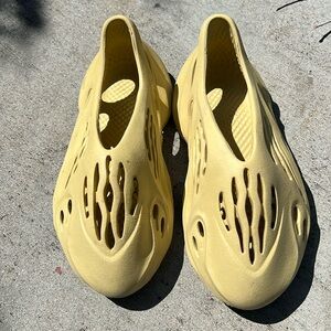 Yeezy foam runner sulfur size 5